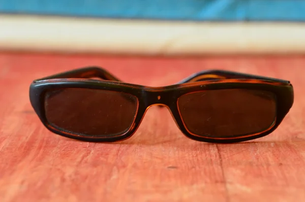 Gafas de sol retro sobre fondo de madera marrón — Foto de Stock