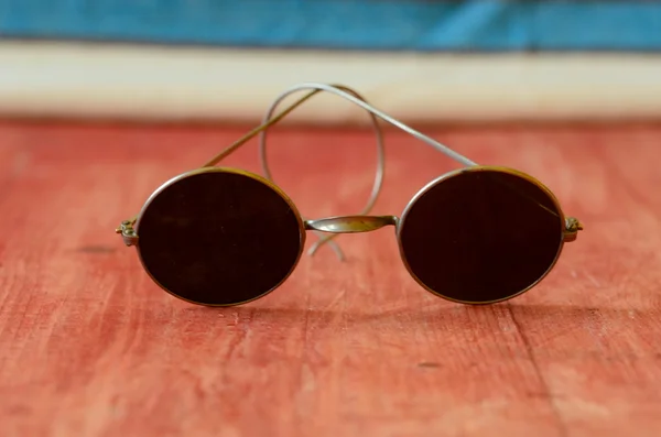 Retro sunglasses on brown wooden background — Stock Photo, Image