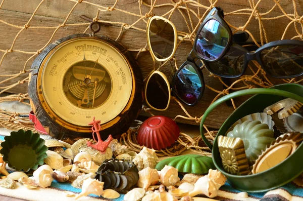 Vintage barometer, boomkorren, zonnebril en retro strand speelgoed. — Stockfoto