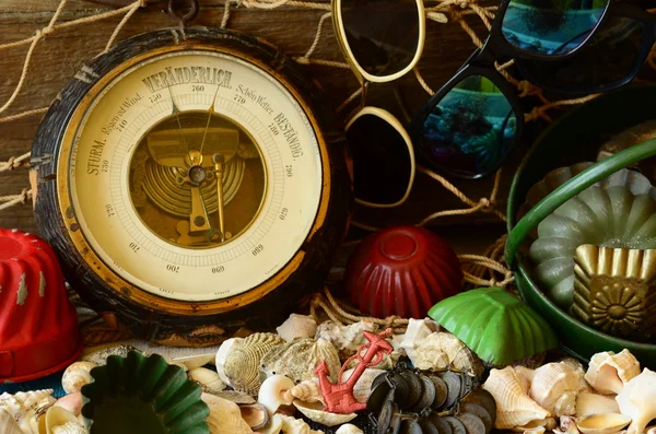 Vintage barometer, boomkorren, zonnebril en retro strand speelgoed. Vintage zomer — Stockfoto