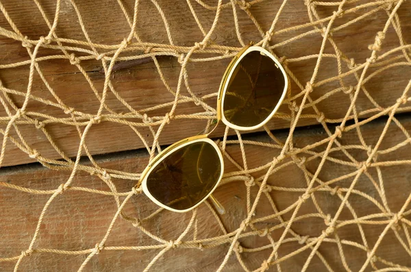 Óculos de sol vintage e redes de arrasto de vara. Verão vintage . — Fotografia de Stock
