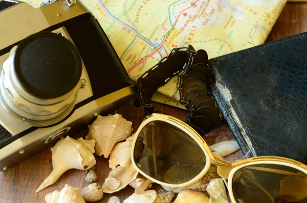 Câmera vintage, óculos de sol, conchas, pulseira, mapa e carteira. Viagem vintage . — Fotografia de Stock