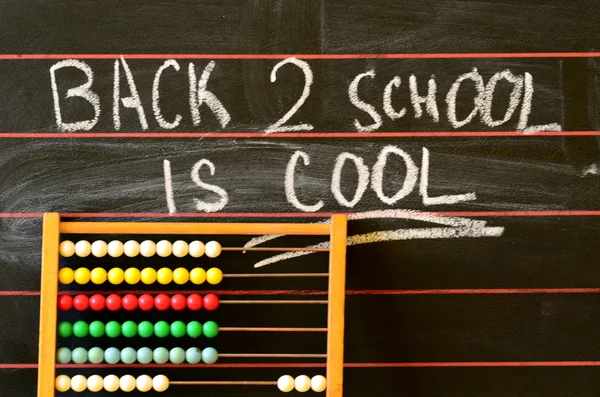 Terug naar school geschreven op blackboard en abacus. — Stockfoto