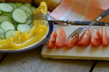 Homegrown domates, biber ve salatalık ve patates kesmek rustik masaya
