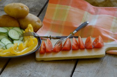 Homegrown domates, biber ve salatalık ve patates kesmek rustik masaya