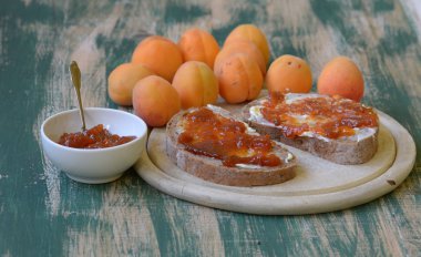 Kayısı reçeli ekmek ile kayısı zemin üzerine yayılmış