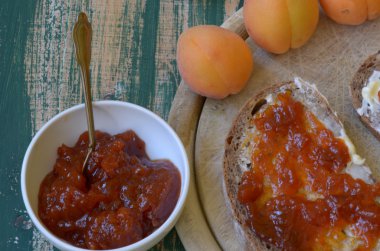 Kayısı reçeli ekmek ile kayısı zemin üzerine yayılmış