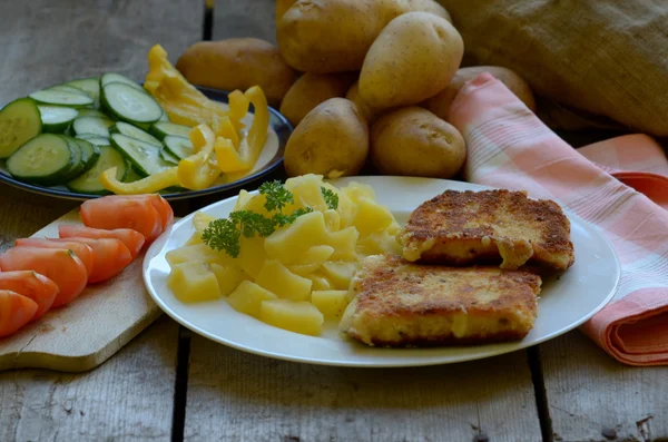 Stekt ost med egenutvecklade skalad potatis på trä bakgrund — Stockfoto