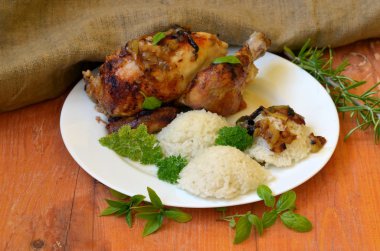 Otlar ve ahşap zemin üzerine pirinç ile kavrulmuş tavuk