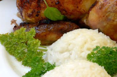 Otlar ve ahşap zemin üzerine pirinç ile kavrulmuş tavuk