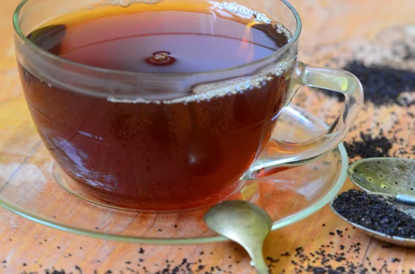 茶色の木製の背景に紅茶カップ — ストック写真