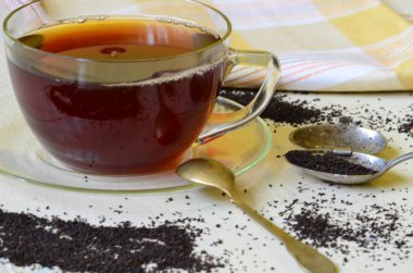 Beyaz ahşap zemin üzerinde siyah çay Kupası