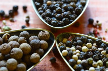 Siyah, yeşil, kırmızı ve beyaz biber