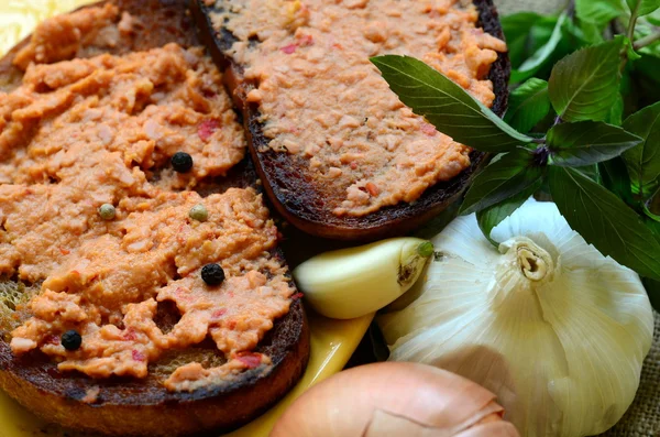 Chleb smażony z wieprzowina rozprzestrzeniania i cebuli, czosnku, pieprzu i bazylii — Zdjęcie stockowe
