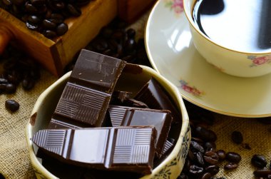 Küme saat kahve kahve çekirdekleri ile kırma