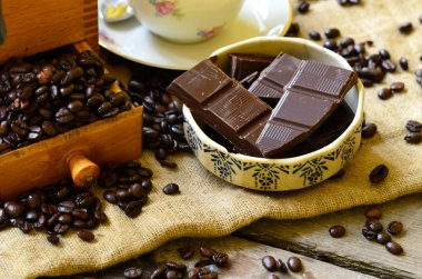 Küme saat kahve kahve çekirdekleri ve Kahve değirmeni ile kırma