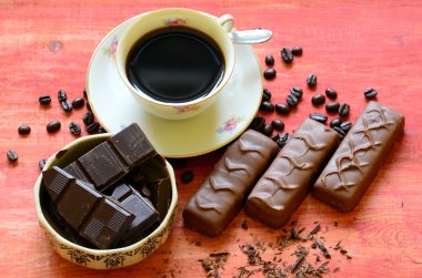 Farklı çikolata bar ve kahve çekirdekleri ve çikolata kabukları.