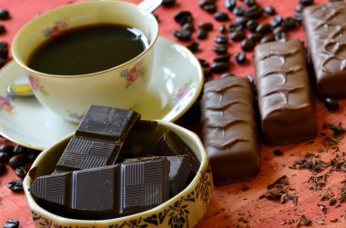 Kahve Çikolata vintage kase ve kahve çekirdekleri arka planda küçük parçalar ile