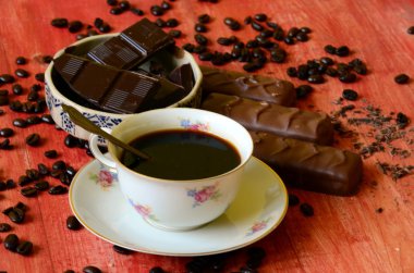 Kahve Çikolata vintage kase ve kahve çekirdekleri arka planda küçük parçalar ile