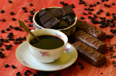 Kahve Çikolata vintage kase ve kahve çekirdekleri arka planda küçük parçalar ile