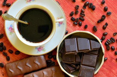 Kahve Çikolata vintage kase ve kahve çekirdekleri arka planda küçük parçalar ile