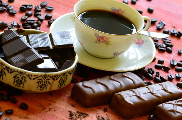 Farklı çikolata bar ve kahve çekirdekleri ve çikolata kabukları.