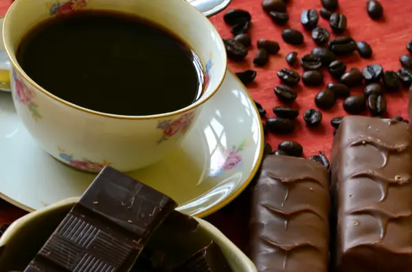 Kahve Çikolata vintage kase ve kahve çekirdekleri arka planda küçük parçalar ile