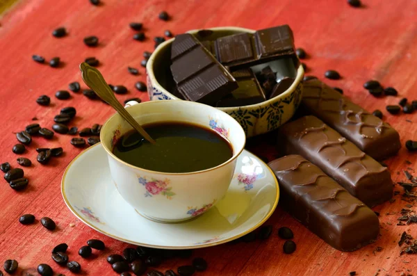 Tasse Kaffee mit kleinen Stücken Schokolade in Vintage-Schüssel und Kaffeebohnen Hintergrund — Stockfoto