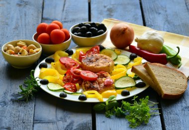 Kızarmış peynir ve sebze rustik mavi zemin üzerine.