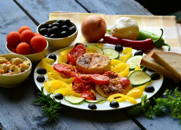 Smažený sýr a zelenina na rustikální modré pozadí. — Stock fotografie