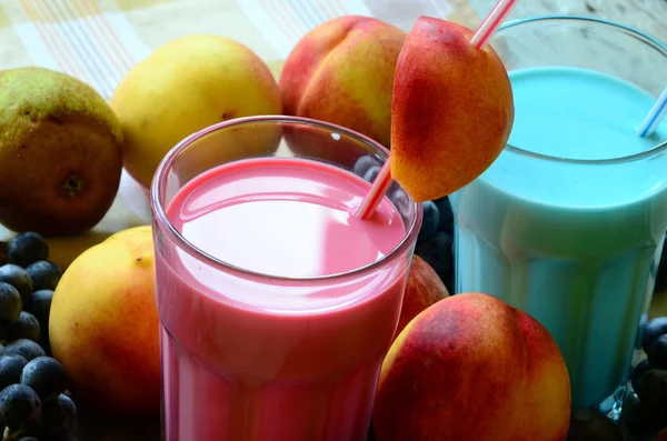 Zwei Smoothies mit frischem Obst auf weißem Hintergrund. — Stockfoto