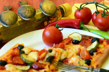 Ev yapımı pizza taze domates, biber, zeytin, mantar ve peynir ile.