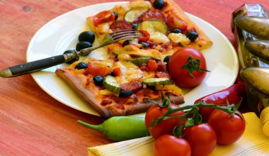 Ev yapımı pizza taze domates, biber, zeytin, mantar ve peynir ile.