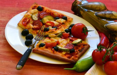 Ev yapımı pizza taze domates, biber, zeytin, mantar ve peynir ile.