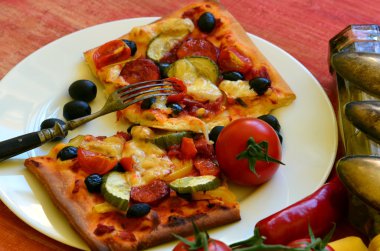 Ev yapımı pizza taze domates, biber, zeytin, mantar ve peynir ile.