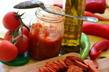 Taze domates, biber, zeytin, mantar ve peynir ile ev yapımı pizza için malzemeler.