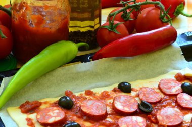 Ev yapımı pizza taze domates, biber, zeytin, mantar ve peynir ile.