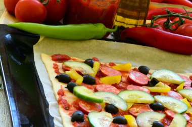 Ev yapımı pizza taze domates, biber, zeytin, mantar ve peynir ile.