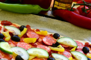 Ev yapımı pizza taze domates, biber, zeytin, mantar ve peynir ile.