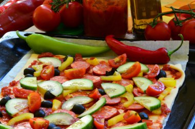 Ev yapımı pizza taze domates, biber, zeytin, mantar ve peynir ile.