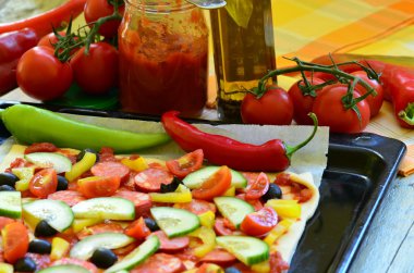 Ev yapımı pizza taze domates, biber, zeytin, mantar ve peynir ile.