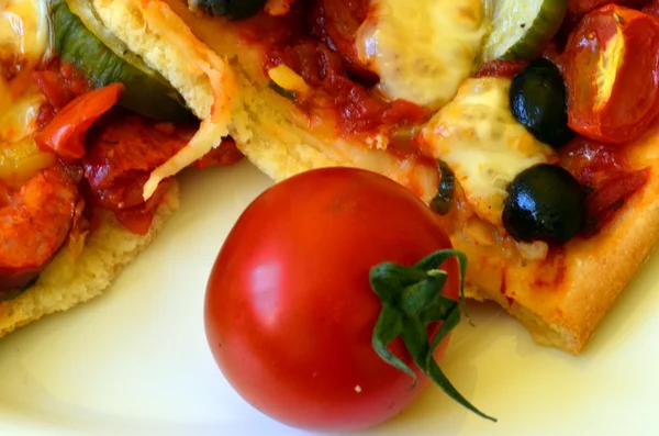 Homemade pizza with fresh tomatoes, peppers, olives, mushroom and cheese. — Stock Photo, Image