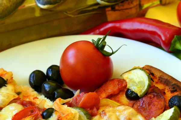 Pizza fatta in casa con pomodori freschi, peperoni, olive, funghi e formaggi . — Foto Stock