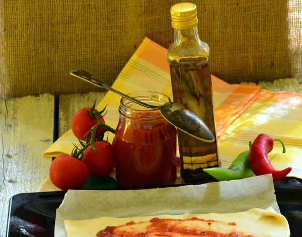 Zubereitung von hausgemachtem Pizzateig mit Tomatenmark. — Stockfoto