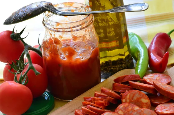 Taze domates, biber, zeytin, mantar ve peynir ile ev yapımı pizza için malzemeler. — Stok fotoğraf