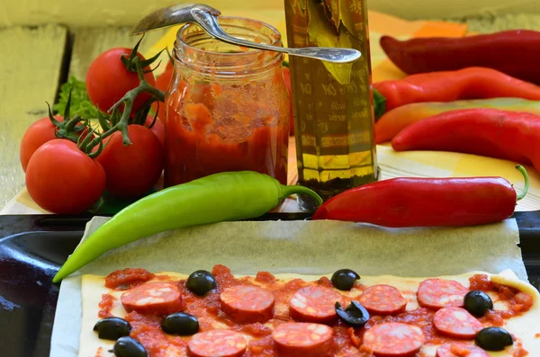 Homemade pizza with fresh tomatoes, peppers, olives, mushroom and cheese. — Stock Photo, Image