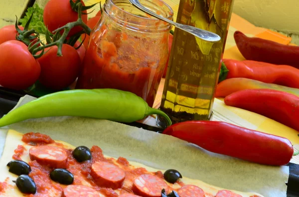 Homemade pizza with fresh tomatoes, peppers, olives, mushroom and cheese. — Stock Photo, Image