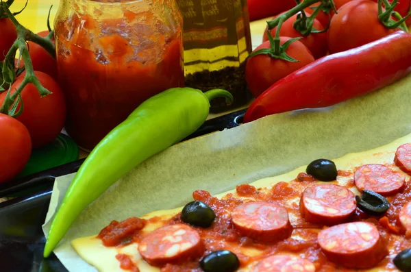 Homemade pizza with fresh tomatoes, peppers, olives, mushroom and cheese. — Stock Photo, Image