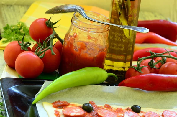 Homemade pizza with fresh tomatoes, peppers, olives, mushroom and cheese. — Stock Photo, Image