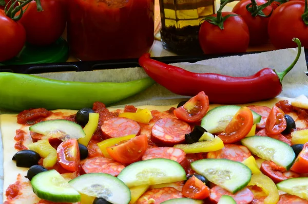 Homemade pizza with fresh tomatoes, peppers, olives, mushroom and cheese. — Stock Photo, Image